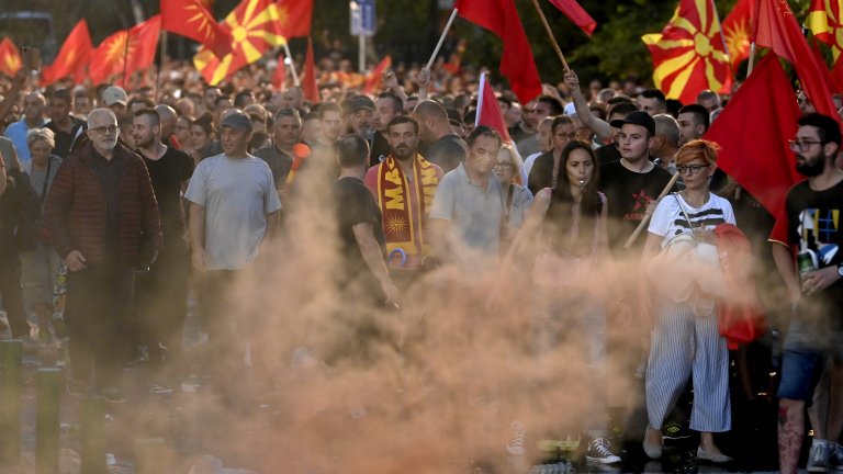 Близо 50 пострадали полицаи след нощ на сблъсъци в Скопие