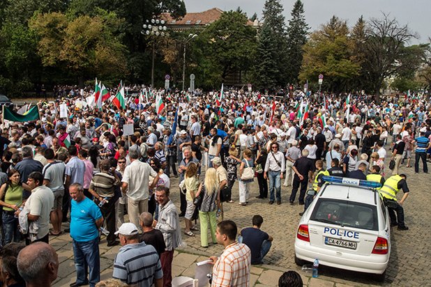 Автобуси стовариха подкрепата за властта