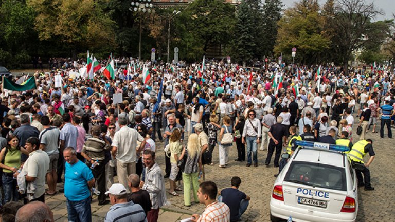 Автобуси стовариха подкрепата за властта