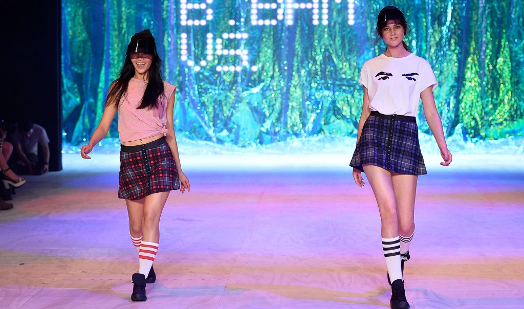 Късото каре
Модата и полите на карета остават преплетени и през 2024 г. За пролетта моделът се препоръчва в късите му варианти, с надиплена структура и в съчетание с кожен колан. Тоест, в класическата му комбинация, позната от колекциите на Вивиан Уестууд от 90-те.