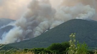 Огънят се разраства към националния парк
