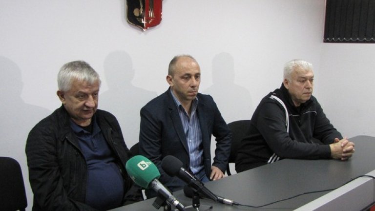 Христо Крушарски (вляво) беше бесен след загубата от Пирин, за която каза, че е знаел предварително