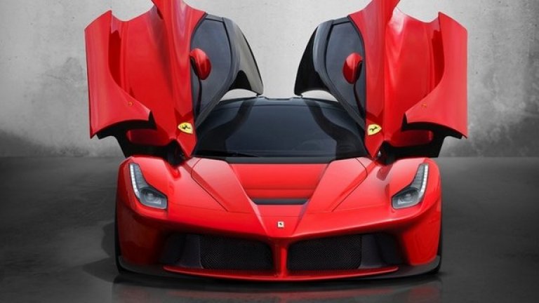 Ferrari LaFerrari
Бутикова производствена серия – 499 бройки, всяка една от тях на цена 1,7 милиона долара. Напълно достоен наследник на флагмана Enzo, задвижван от двигател с мощност 950 конски сили и ускорение от 0 до 100 км/ч за по-малко от 3 секунди.
