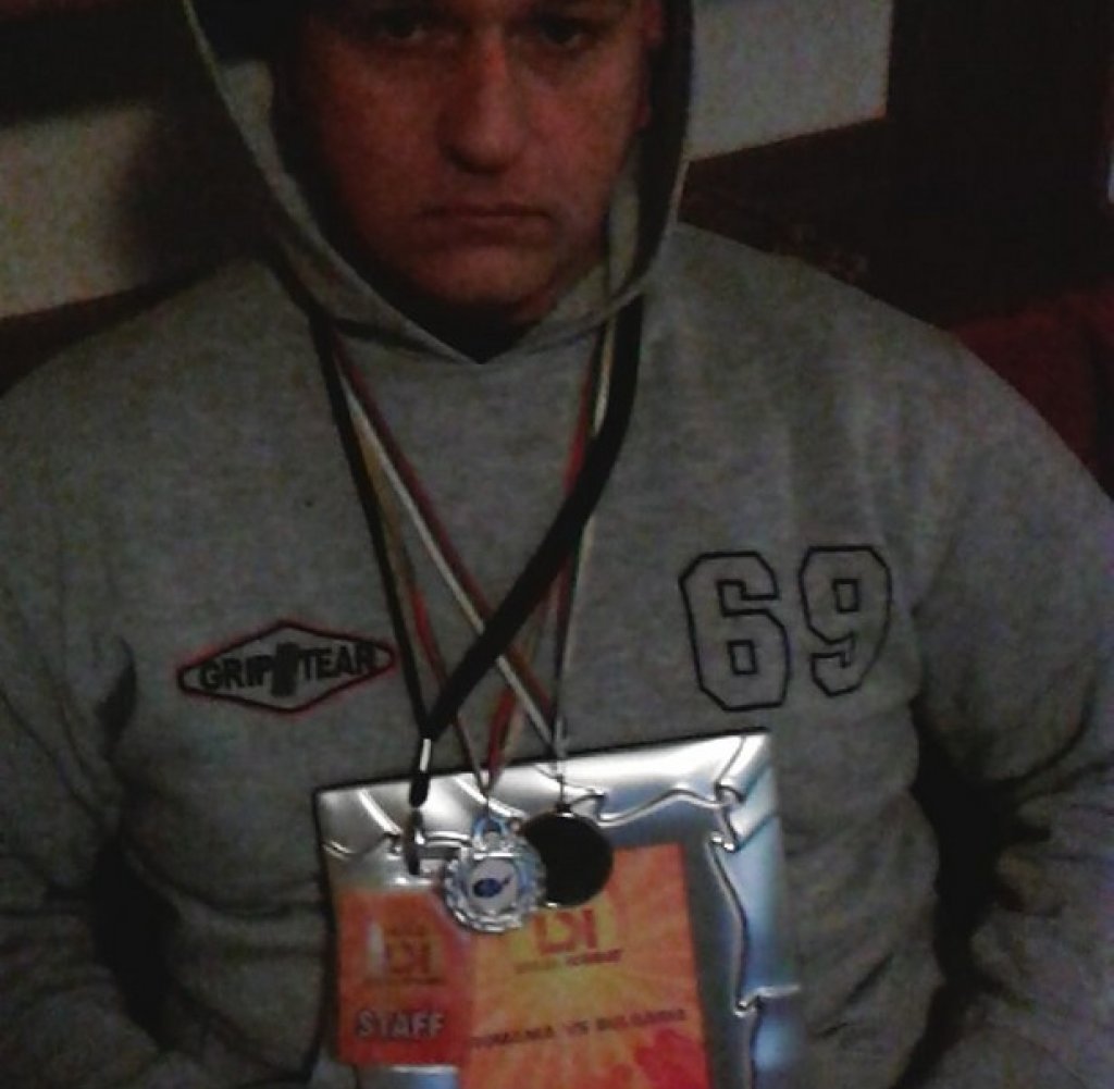 На една от снимките Близнаков държи плакет от състезанието по кик-бокс в Констанца, Румъния, в което участва безславно през юли 2010 г.
