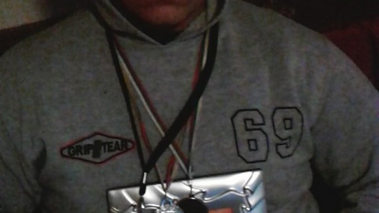 На една от снимките Близнаков държи плакет от състезанието по кик-бокс в Констанца, Румъния, в което участва безславно през юли 2010 г.