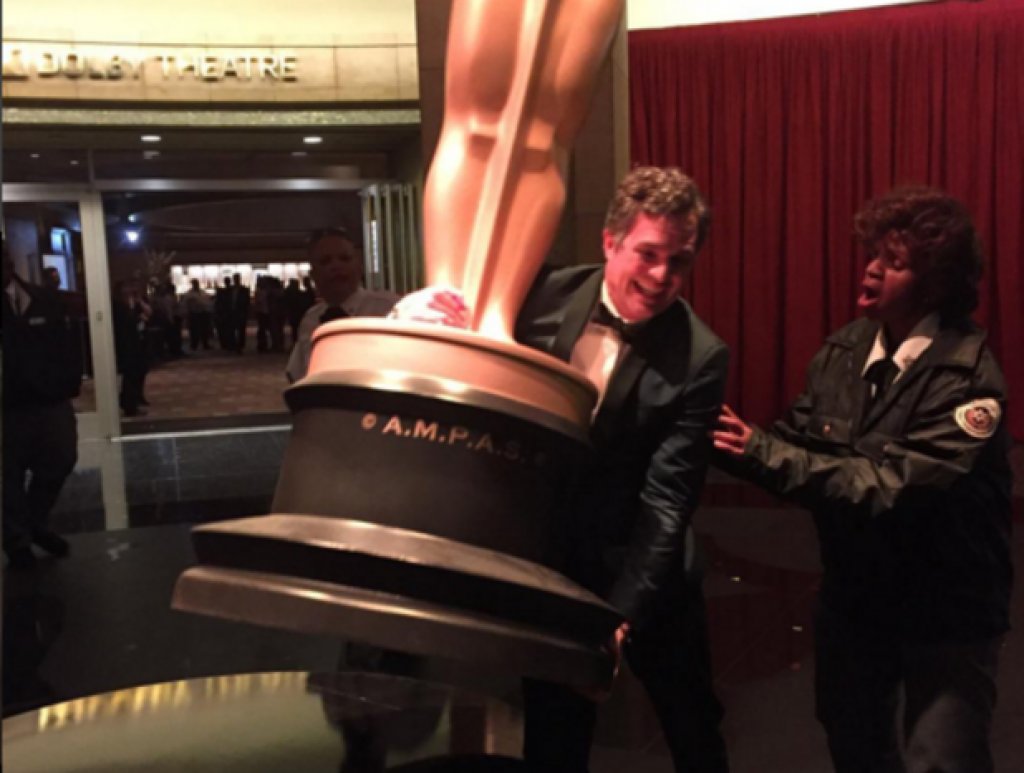 "Опитах се да отнеса този големия с мен. Охраната ме спря. По-дяволите", написа актьорът Марк Ръфало в Instagram