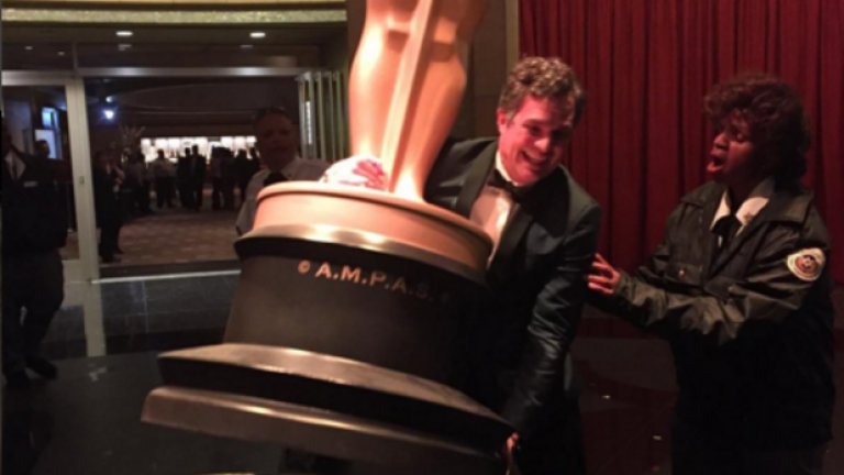 "Опитах се да отнеса този големия с мен. Охраната ме спря. По-дяволите", написа актьорът Марк Ръфало в Instagram