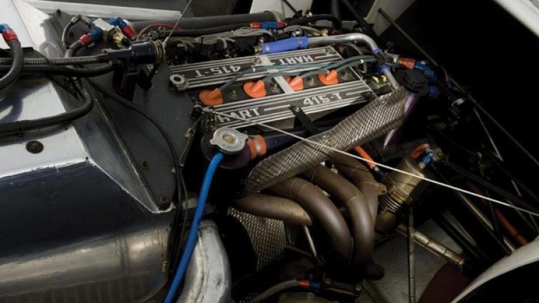 В състезателен режим 1,5-литровия редови 4-цилиндров мотор на Hart има мощност над 600 конски сили