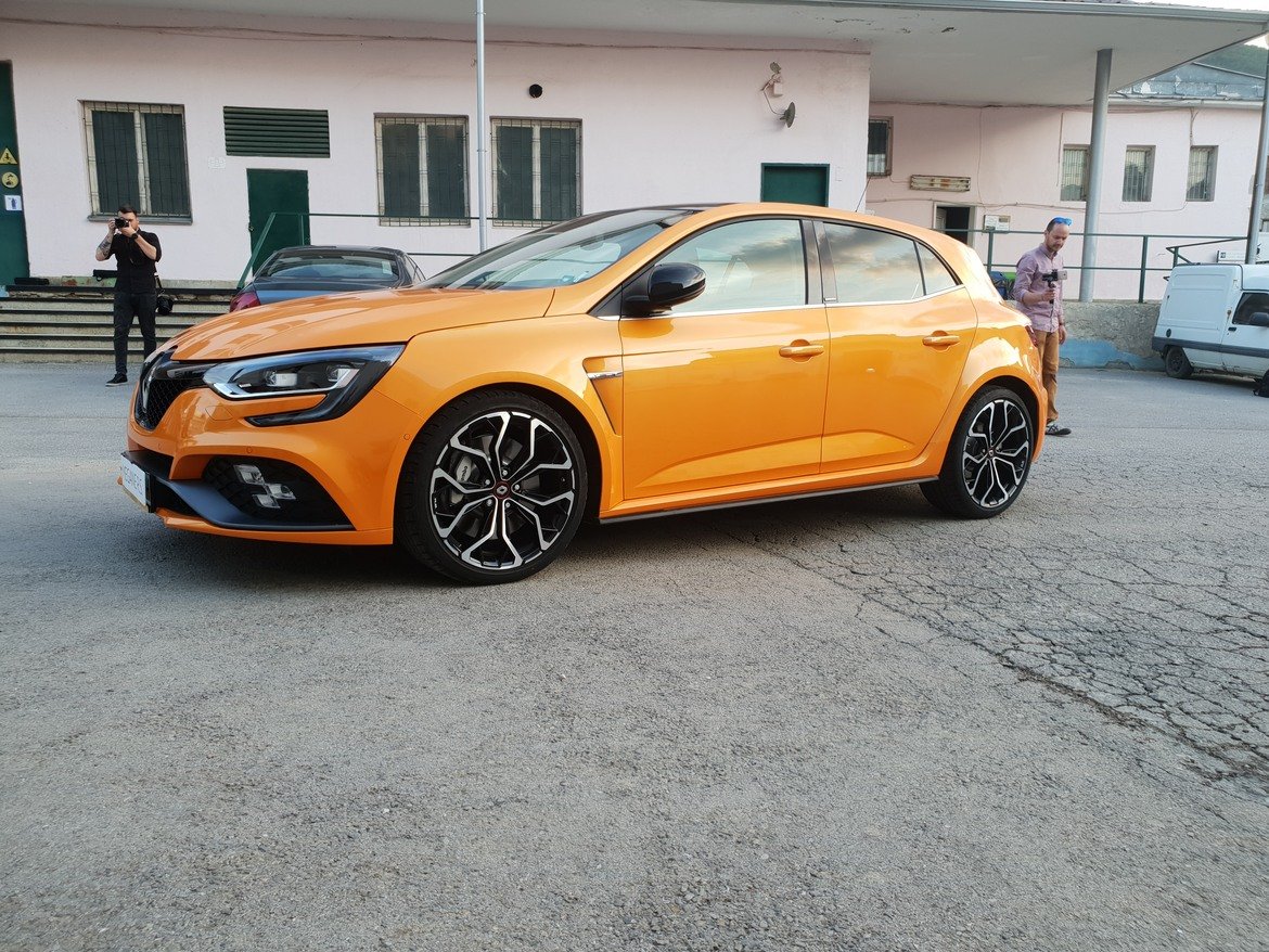 Фотогалерия: Renault MEGANE R.S. - това вече е спортна кола!