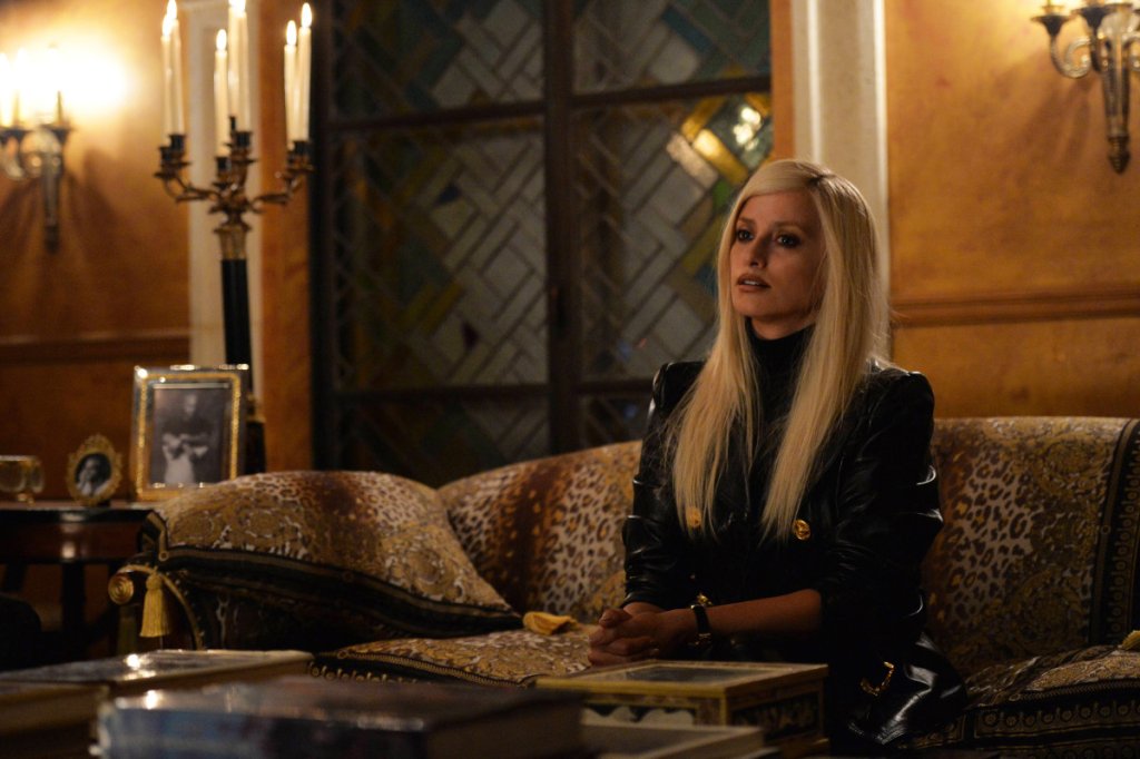 пенелопе круз в ролята на донатела версаче в сериала "убийството на джани версаче"