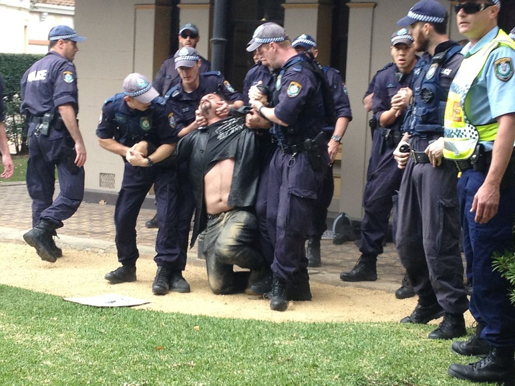 NSW_police_use_illegal_pain_hold_on_activist_at_University_of_Sydney