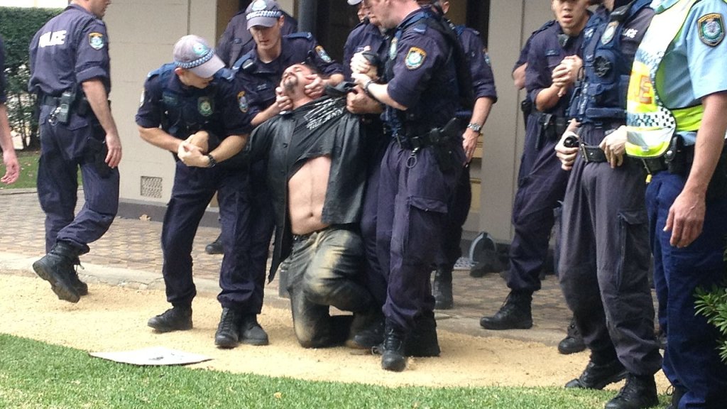 NSW_police_use_illegal_pain_hold_on_activist_at_University_of_Sydney