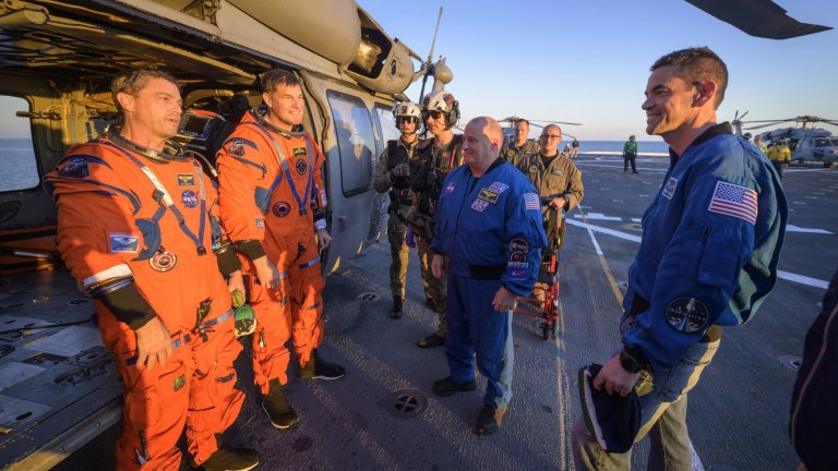 Историческата мисия е изпълнена: "Артемис II" се върна успешно на Земята (Снимки)