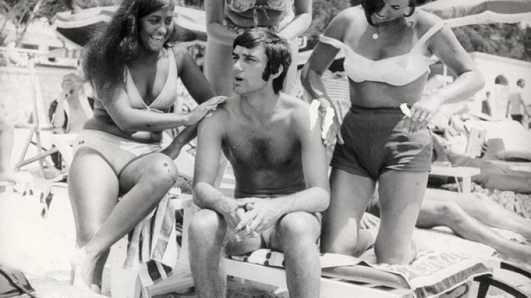 Джордж Бест се радва на женското внимание в Майорка през 1968 г.