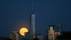 Супер Луната изгрява над Ню Йорк в нощта на 13-ти срещу 14-ти ноември, 2016-а година.
