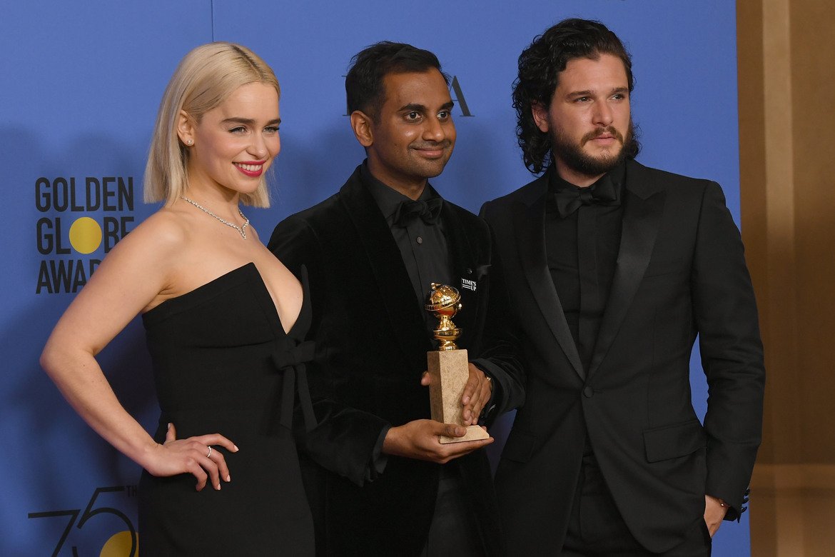  Емилия Кларк и Кит Харингтън от Game of Thrones заедно с победителя в категорията за най-добър актьор в комедиен сериал Азис Ансари 
