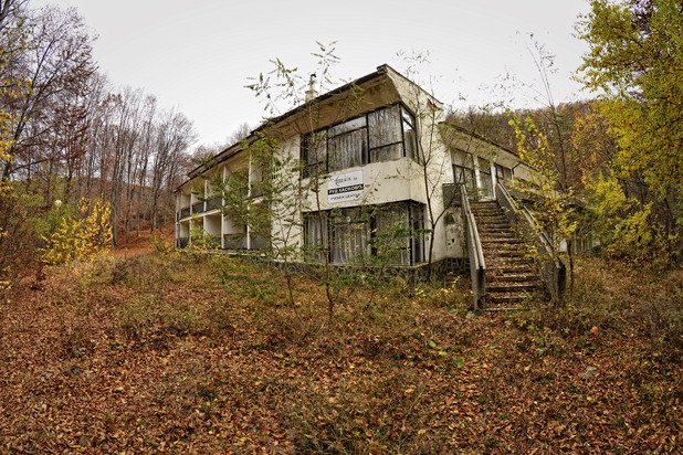 Почивната станция на БТК, впоследствие превърнала се в учебен център към регионалното управление по далекосъобщенията в Хасково, в наши дни е просто една пустееща сграда, затрупана от гъст килим сухи листа