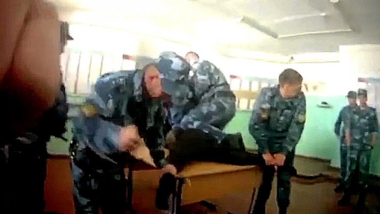 Скандалите с гаври със затворници в Русия продължават, а разказите на потърпевшите са чудовищни