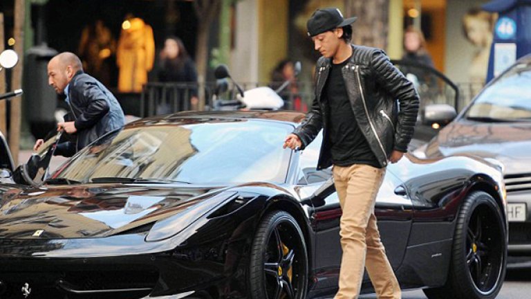 Новата звезда Месут Йозил намести своето Ferrari 458 между "близнаците" на съотборниците му Уолкът и Уилшър.