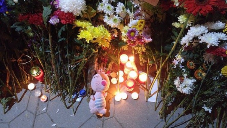 Цветя, свещи и дори детски играчки бяха оставени в знак на съпричастност