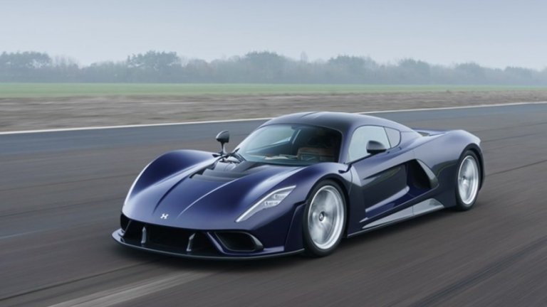 Hennessey Venom F5Името на Hennessey се асоциира със скорост и мощност, а това на Venom F5 – с максимална скорост от 410 км/ч и мощност от 1817 конски сили. Купето е на едва от 7,6 сантиметра от земята. Колата ускорява от 0 до 100 км/ч за 2,6 секунди, което се постига и благодарение на седемстепенната автоматична скоростна кутия. От Venom F5 ще бъдат произведени точно 24 бройки – всяка по 2,1 млн. долара.