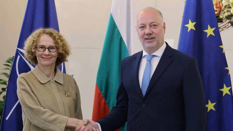 Радмила Шекеринска: България разполага с потенциал за развитие на отбранителната индустрия