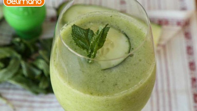 Детоксикираща нутрибомба с краставица
• 1 краставица 
• 1 круша 
• 50 г. спанак 
• 1 с.л. мед 
• 3  кубчета лед 
• вода до линията на уреда
Краставиците са добър източник на витамин C, витамин A, калий и фибри. Истинско богатство, което подобрява тена на кожата и намалява кръвното налягане. Добави ги към своята нутрибомба за хрупкав вкус и свеж аромат