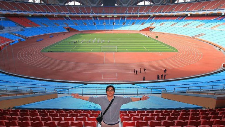 55. "Първи май", Пхенян, Северна Корея
Най-големият футболен стадион в света. Събира 150 000 зрители, като много по-често на него има манифестации с изумителни хореографии, отколкото спортни събития. Появи се през 1989-а или... поне такава информация бе подадена към света от Пхенян.