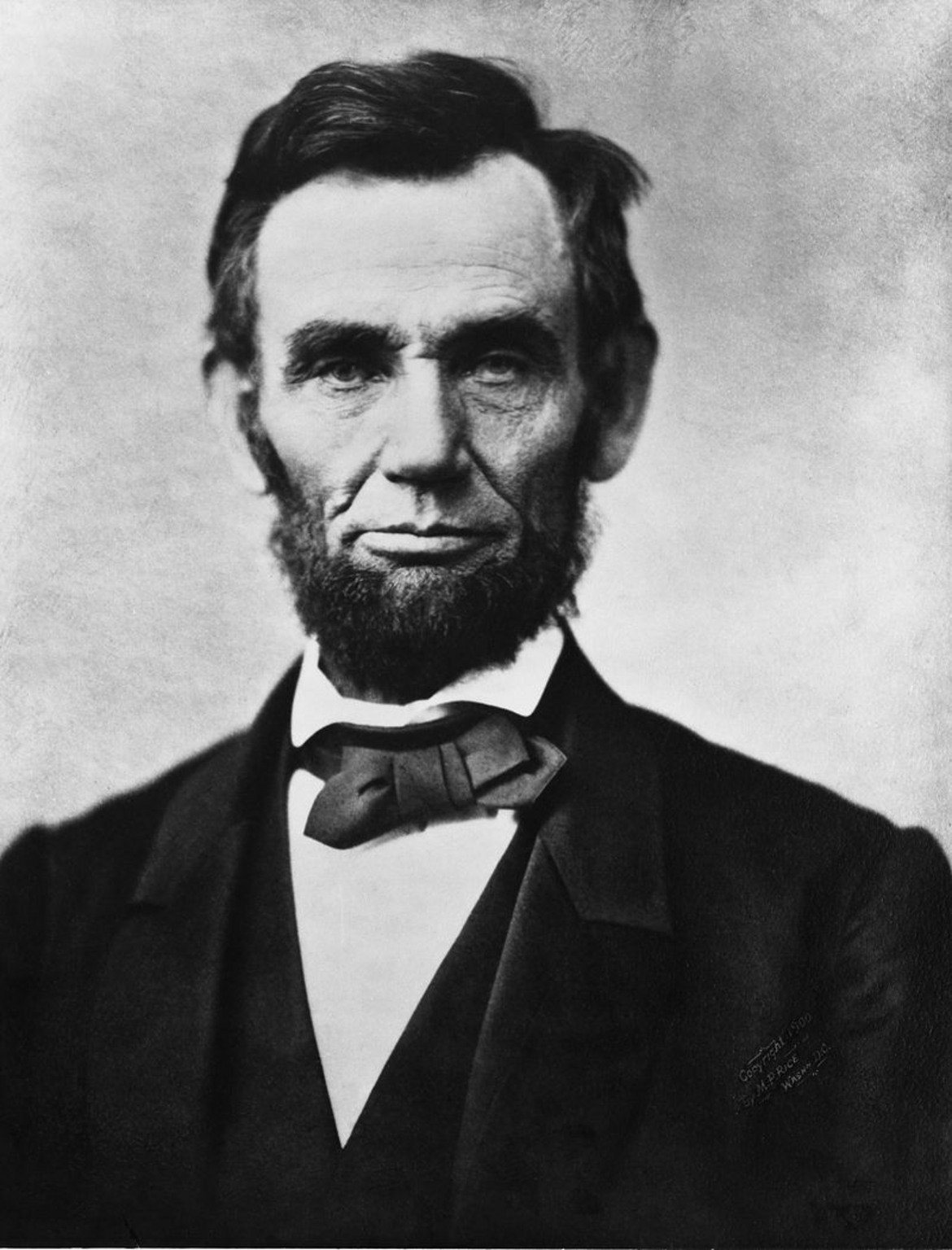 Сънят на Линкълн

Малко преди да бъде убит, американският президент Ейбрахам Линкълн казал на няколко от близките си сътрудници в кабинета и на съпругата си, че е сънувал сън, в който много хора са наобиколили ковчег, а до ковчега стои войник. Всички шушукали, че някой в Белия дом е починал. Когато попитал войника кой е умрелият, той му отговорил кратко и просто - президентът.