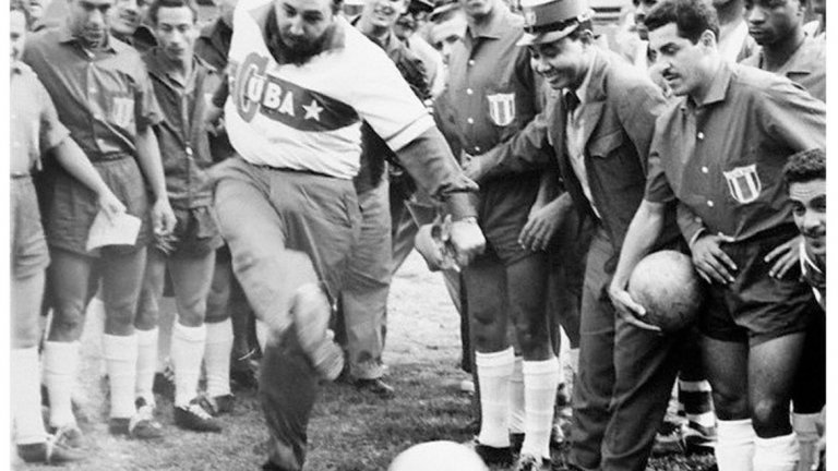 Фидел Кастро бие първия начален удар на първенството на Централна Америка през 1960-а.