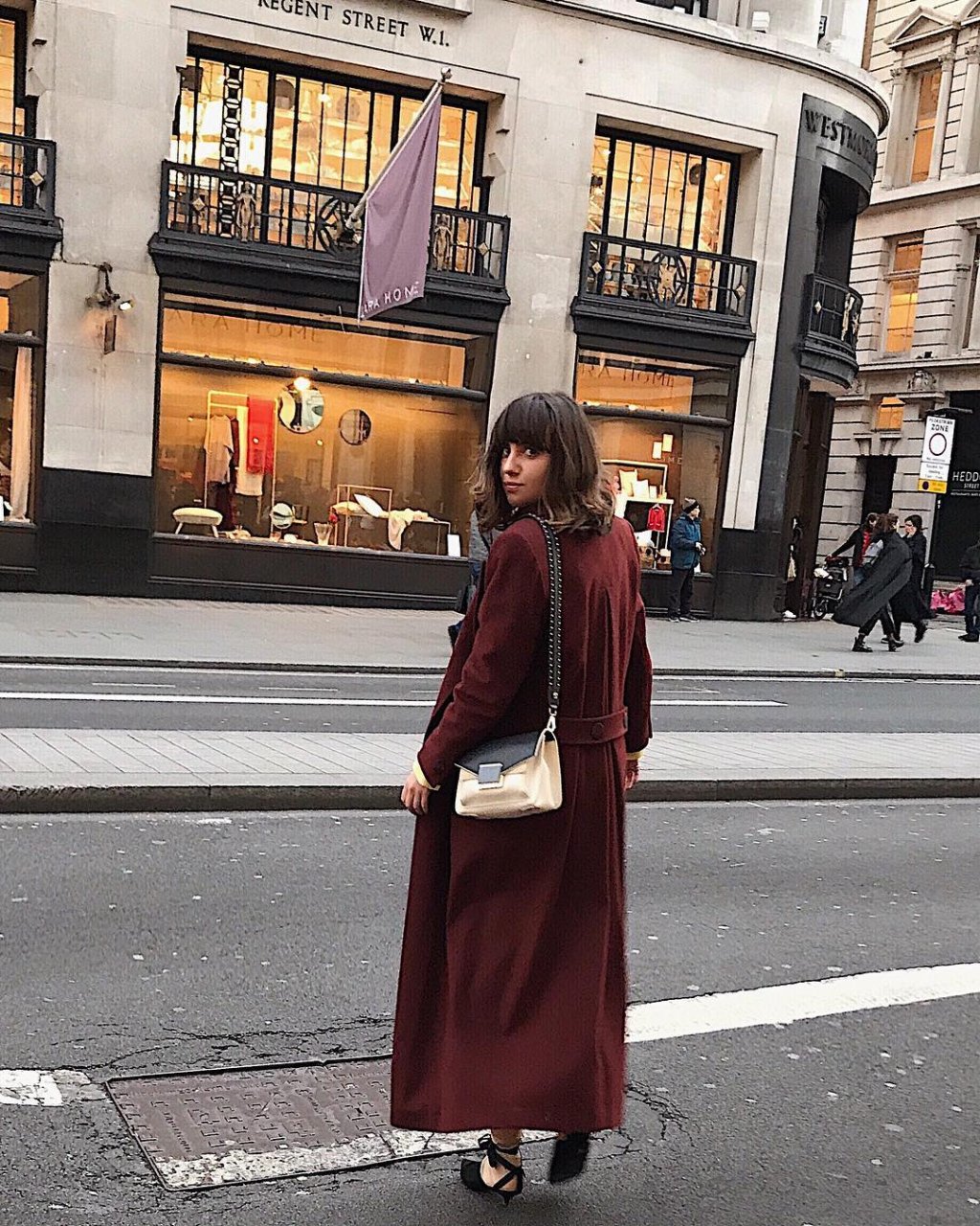 Кристина-Мария Кравари, позната още като instagirl @CMK, е моден редактор в гръцкото Marie Claire. 