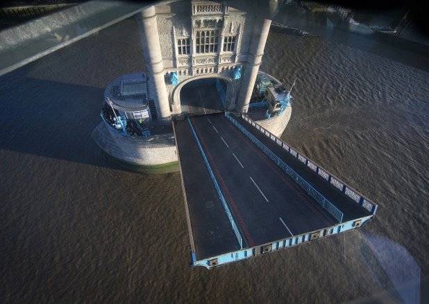 Долната, подвижна част на Тауър Бридж, се вдига около 1000 пъти годишно, за да позволи преминаването на високи плавателни съдове. Сега повдигането на моста може да се види през стъкления под на горната пешеходна част