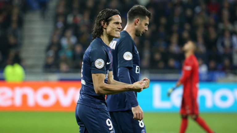 Кавани вкара и двата гола за победата на парижани.