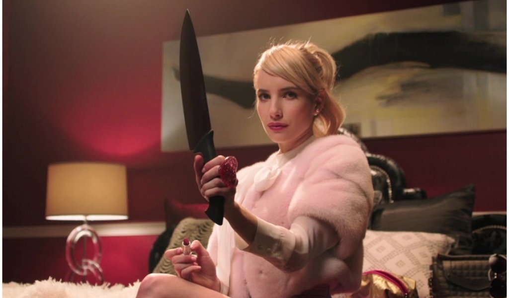 Scream Queens 
Новото шоу на Райън Мърфи, който стои зад сериали като Glee и „Зловеща семейна история“ е доста добро. Тоест, ако сте ги гледали, значи знаете какво може да очаквате. Мърфи е известен с това, че не обича да песни мелодрама и кръв, стан