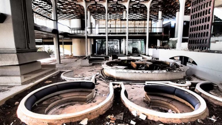 Хотел "Халудово", остров Кърк, Хърватия 
Хотелът едно време е бил лъскаво място за почивка и част от стратегията на социалистическа Югославия да привлече туристи, след като отваря границите си за посетители. 
"Халудово" фалира година след откриването си, а после преминава под собственост на държавата. След това е засегнат необратимо от войната и превърнат в бежански лагер. На снимката е лобито на хотела, което едно време е смайвало с разточителния си лукс.