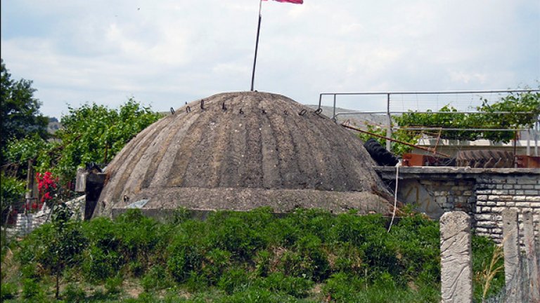 Албания беше застроена с бункери  по време на комунистическия режим на Енвер Ходжа в 70-80-те години на миналия век. Днес те са атракция за чуждестранните туристи