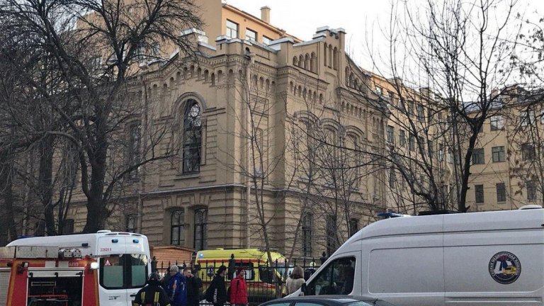 По първоначални данни най-малко 21 души са останали под отломките
