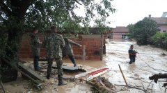 Президентът Румен Радев посети наводнени населени места (на снимката: военни помагат след наводненията в Карловско)