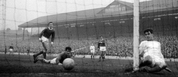 15 февруари 1964 г. - Първи стъпки.
Бест вкарва четвъртия гол при победата на Юнайтед с 5:1 над Барнзли, като това е негово първо попадение за клуба. Любопитно, 17-годишният младеж не се харесва първоначално на Мат Бъзби, който го връща в Белфаст да празнува Коледа, но му дава място в състава в края на януари и Бест играе 24 мача до края на сезона. Вкарва и 6 гола.