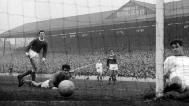 15 февруари 1964 г. - Първи стъпки.
Бест вкарва четвъртия гол при победата на Юнайтед с 5:1 над Барнзли, като това е негово първо попадение за клуба. Любопитно, 17-годишният младеж не се харесва първоначално на Мат Бъзби, който го връща в Белфаст да празнува Коледа, но му дава място в състава в края на януари и Бест играе 24 мача до края на сезона. Вкарва и 6 гола.