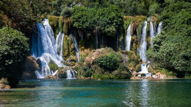Водопадът Кравица в Босна и Херцеговина може да бъде представен като мини Ниагарските водопади на Европа. Височината му е 25 метра. Кравица се намира в гориста област, а цялата местност около него е обявена за национален природен резерват.

Басейнът на водопада става за плуване през лятото, тъй като нивото на водата тогава е най-ниско. Най-подходящото време да посетите водопада обаче е пролетта и есента, тъй като тогава е най-пълноводен. Все пак е добре времето да е слънчево, защото тогава над водопада има дъга непрекъснато. Когато луната свети над Кравица, водите му придобиват сребрист отенък. 

Водопадът е само на два часа и половина път от Дубровник, а пътищата са много добри. 
