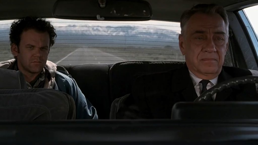 "Сидни" (Hard Eight)Година: 1996Когато гледате "Сидни", трудно бихте предположили, че това е нечий дебютен филм. Причините са много - от актьорския състав, в който влизат Гуинет Полтроу, Самюъл Джаксън и Джон Райли, през остроумния диалог до безкрайната увереност, която личи в режисурата му.  Филмът върви по петите на историята на застаряващия самотник Сидни (Филип Бейкър Хол), който среща случайно Джон (Райли) - нещастник, пропилял всичките си пари. След кратък разговор двамата тръгват заедно на път и си намират стая, където отсядат. Под напътствията на Сидни, Джон скоро става успешен комарджия, но всичко се обърква, когато се влюбва в Клементин (Полтроу) - сервитьорка, която проституира на половин работен ден и има вземане-даване с тежкия гангстер Джими (Джаксън).Описанието е достатъчно да подскаже кашата, която забърква тази великолепна четворка, но най-хубавото от всичко е, че филмът не издиша и задържа интереса до самия край.