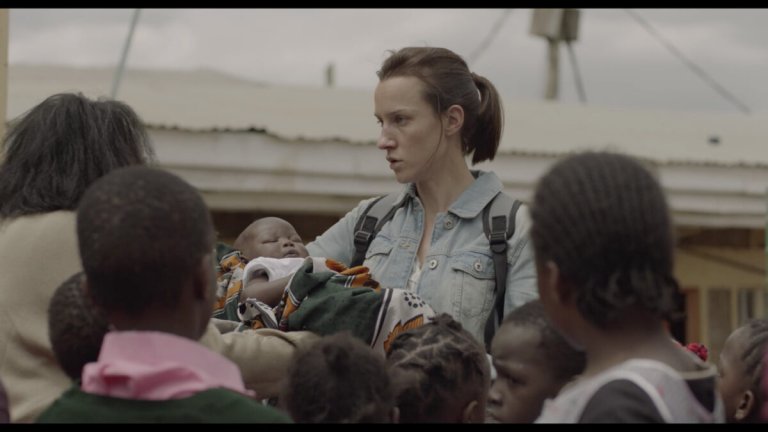 "Майка"
Филмът, който се размина със селекцията за наградите “Оскар”, разказва за пътуването до Кения на Елена (Дария Симеонова). На 32 години тя разбира, че не може да има деца. Пробва различни терапии за забременяване, а когато по-възрастният ѝ съпруг се разделя с надеждата, че ще имат бебе, тя решава да се посвети на страстта си по театъра.
Елена създава театрална програма за сираци, която става толкова успешна, че е поканена да я адаптира за изоставените деца в Кения. Режисьорката се съгласява да замине и в Африка започва да преоткрива смисъла на думата "майка".