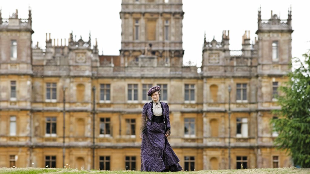 Downton Abbey

Това е сериал, който ще ви накара да се обличате красиво дори за ежедневни занимания, а пиенето на чай ще се превърне и за вас в ритуал, който няма как да пропуснете. Епизодите разказват за живота на аристократичното семейство Кроли и