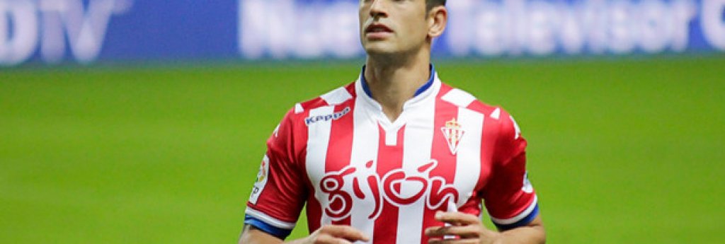 В отбора като свободен агент пристигна и централният бранител Луис Ернандес, който е юноша на Реал Мадрид и за последно игра в Спортинг Хихон.