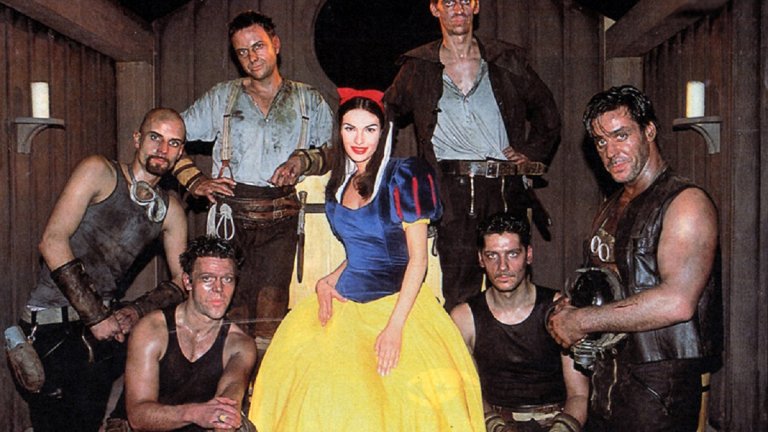 Rammstein - Sonne
Защото няма как да пропуснем в случая германските индъстриъл метъл машини. През 2001 г. излезе техният албум Mutter, в който попадат някои от най-великите им парчета като "Ich will", "Mein Herz brennt", "Feuer frei!", едноименната "Mutter" и разбира се - Sonne. Подобно на много други, и тази песен има култов клип - с едни германски джуджета и една палава Снежанка, която шмърка изкопаното от тях злато.