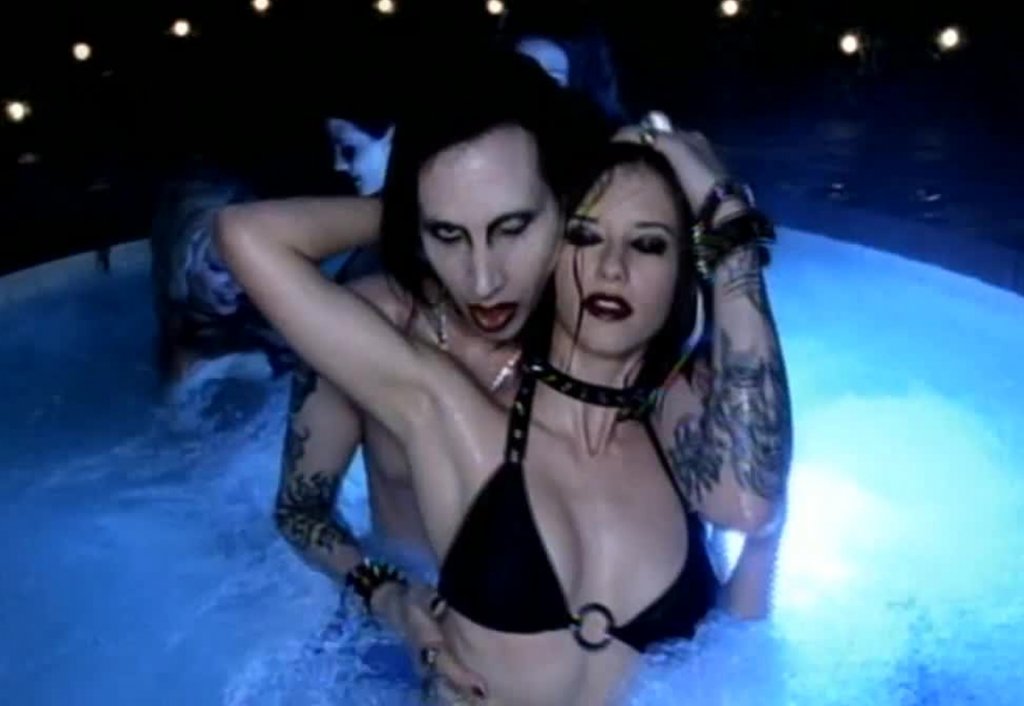 Мерилин Менсън - Tainted LoveМрачният принц на гротеската има редица успешни кавъри, които вдъхват нов живот на класики и ги представиха на търсещото по-тежко звучение поколение. Оригиналът на тази песен е от далечната 1961-а, а в началото на 80-те Soft Cell я правят отново популярна. През 2001-а Менсън повтаря този успех с кавър, който е достатъчно различен от предните версии, че да го почетем тук.