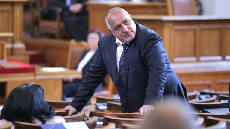 Първият ден на новия парламент в снимки, защото е 2023 година, това е пети парламент в рамките на две години и вече на хората не им се чете: