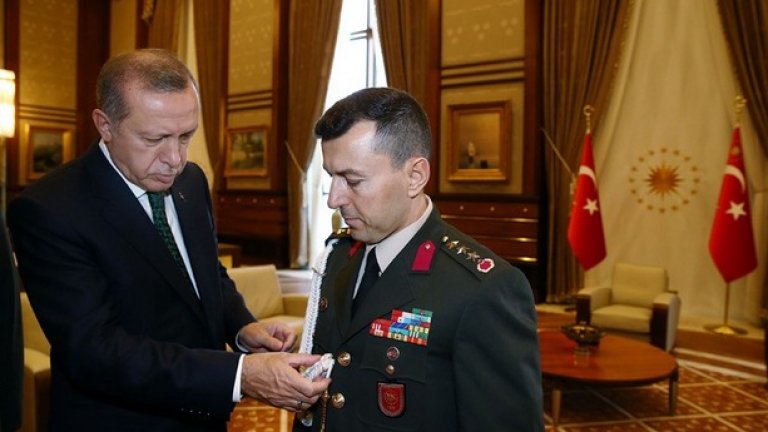Полк. Али Язъджъ встъпва в длъжност през август 2015 г. Преди това той е бил военен аташе в посолството в София