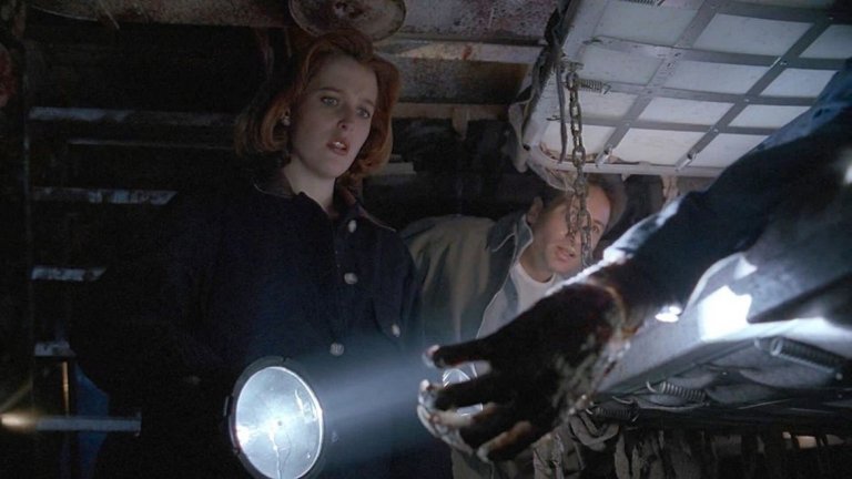 X-Files
Не би била пълна сбирката от мистерии, ако не споменем "Досиетата Х". Това е сериалът, който направи мистериите и конспиративните теории секси, а агентите Мълдър и Скъли получиха култов статут. Дали ще са извънземни, вампири, духове или необясними феномени, двамата са там, за да разследват и да търсят истината, която винаги е някъде там.